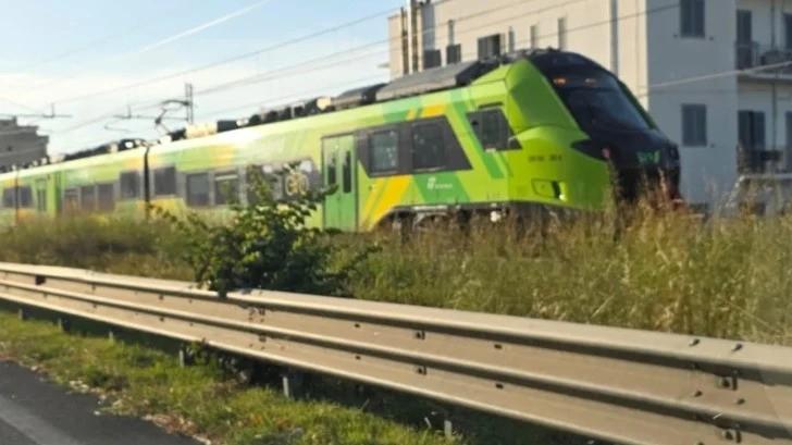 Si sdraia sui binari e viene travolta dal treno, conducente sotto choc – Che cosa è successo