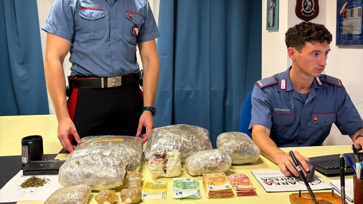 Viene sorpreso con oltre 3 chili di droga e 4mila euro in contanti, in manette un operaio: ecco chi è