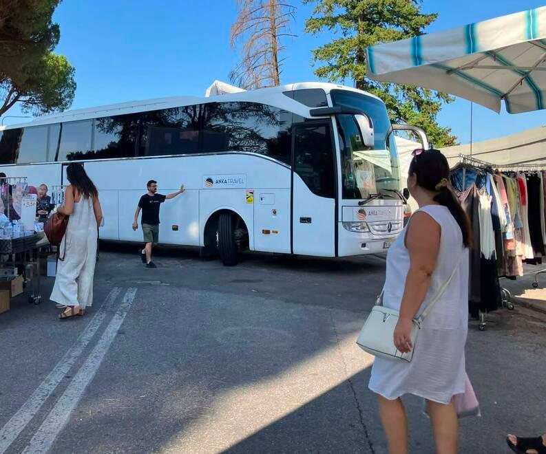 Montecatini, altri pullman intrappolati tra i banchi del mercato