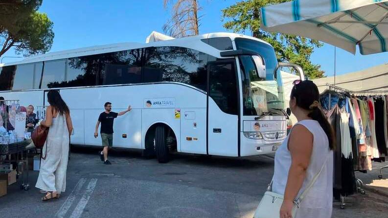 Montecatini, altri pullman intrappolati tra i banchi del mercato