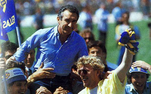 
	Osvaldo Bagnoli, qui durante i festeggiamento per lo Scudetto con il Verona nel 1985


