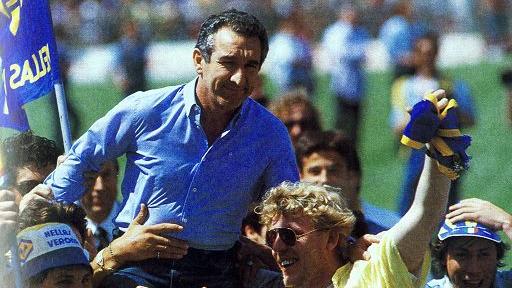 Osvaldo Bagnoli, qui durante i festeggiamento per lo Scudetto con il Verona nel 1985
