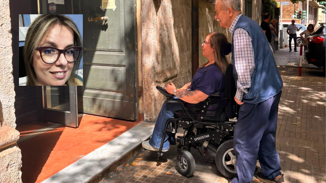 Sassari, niente rampa per la sedia a rotelle: costretta a firmare il documento per strada – La denuncia