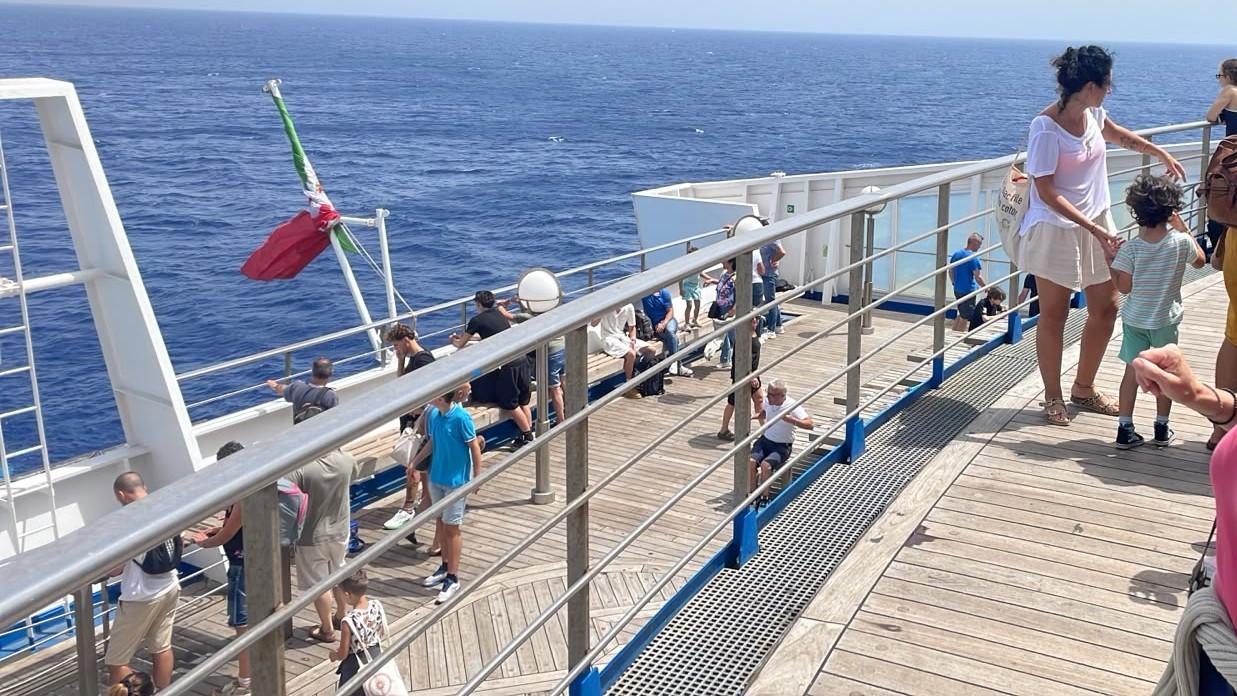 GNV Genova-Porto Torres, il traghetto ancora in navigazione dopo il maxi ritardo. Il racconto di un passeggero: «Una gestione disastrosa»