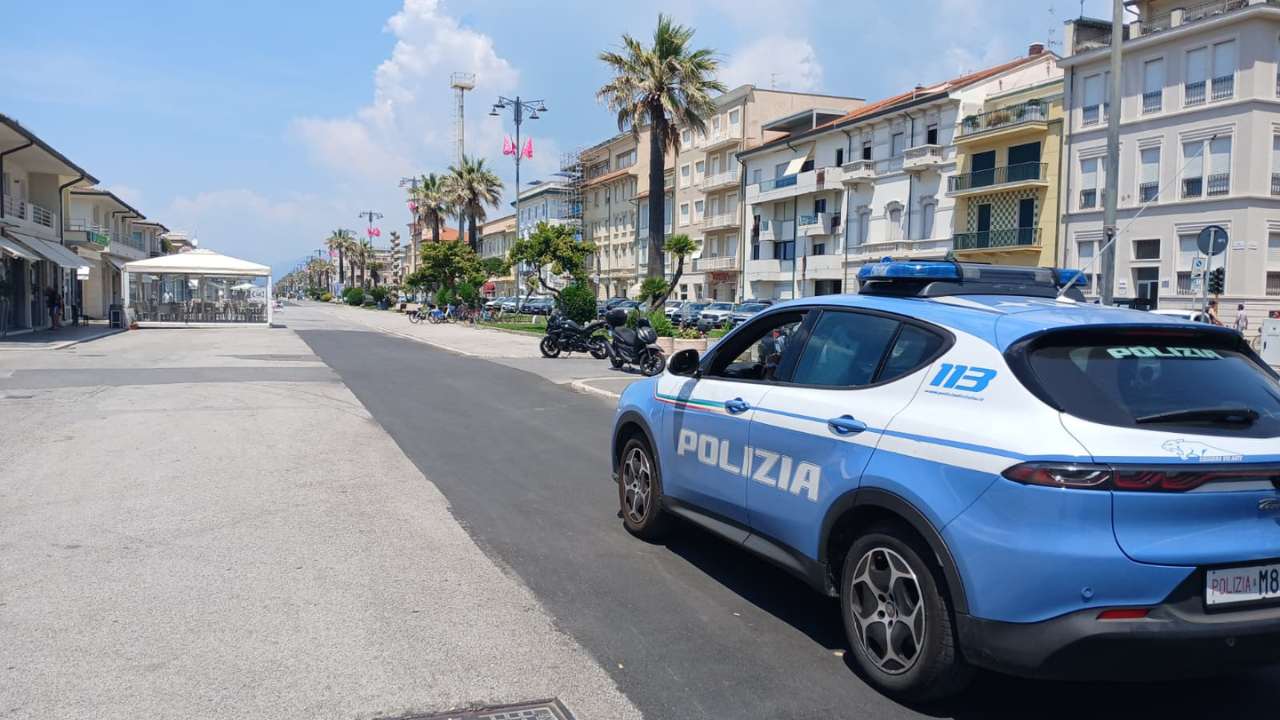 Una volante della Polizia in Passeggiata a Viareggio (foto archivio)
