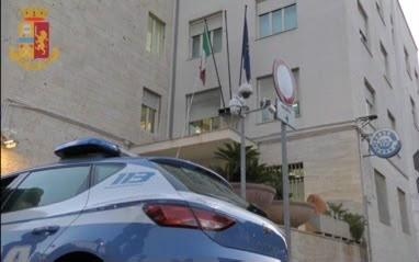 Spintonata e buttata a terra per rubarle la borsa: ennesimo scippo in centro, arrestato un 28enne