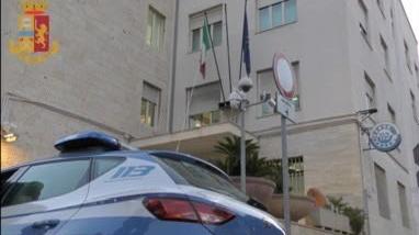 Spintonata e buttata a terra per rubarle la borsa: ennesimo scippo in centro, arrestato un 28enne