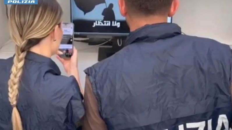 Nelle chat con l’Isis invocava il martirio in nome di Allah: arrestata 17enne – VIDEO