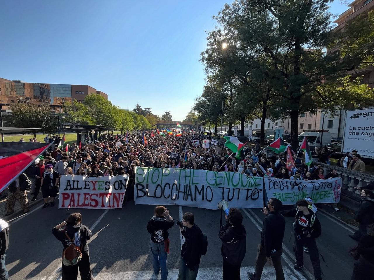 Flash mob di Fratelli d’Italia davanti ad Aq16: «Va sgomberato». Ma ci sarà il contropresidio