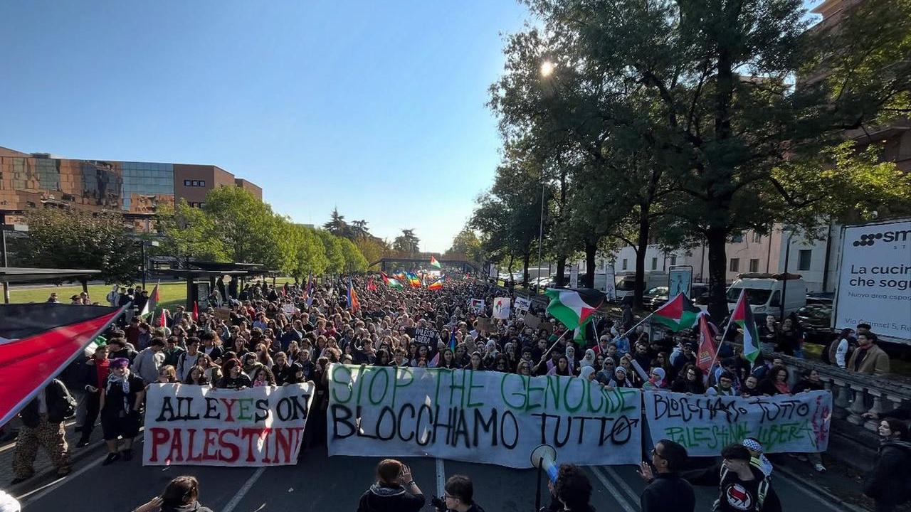 Flash mob di Fratelli d’Italia davanti ad Aq16: «Va sgomberato». Ma ci sarà il contropresidio