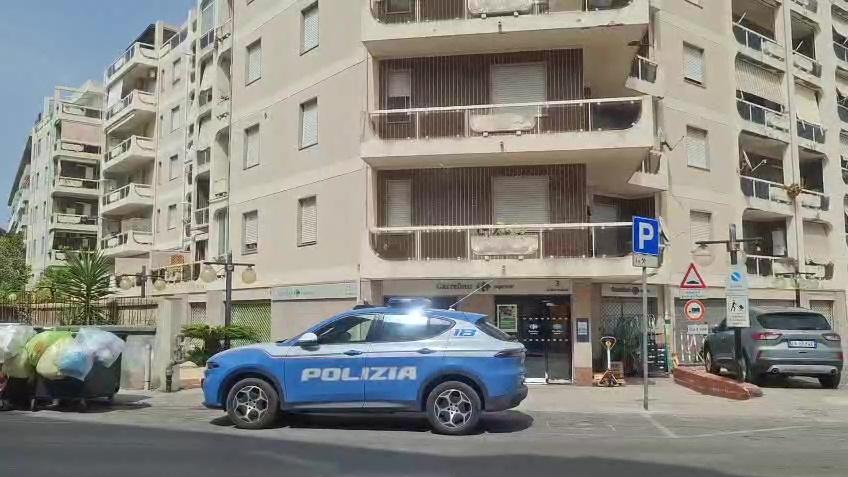 Sassari, rapina al Carrefour: pistola puntata contro una commessa. Il malvivente prende il denaro e va via: «Scusatemi» – Tutti i dettagli