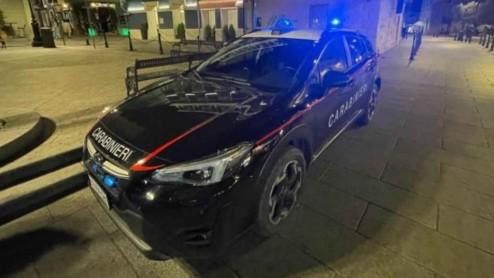 Ventiduenne sequestrato e picchiato in un b&b: arrestato il cantante Solø e l’attrice Jenny Matai