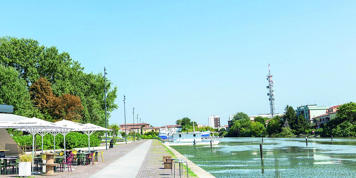 Ferrara, schiamazzi e violenza in Darsena: ragazzo ubriaco semina il caos