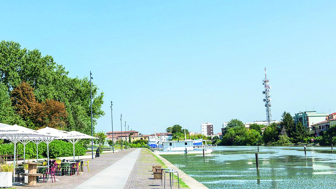 Ferrara, schiamazzi e violenza in Darsena: ragazzo ubriaco semina il caos