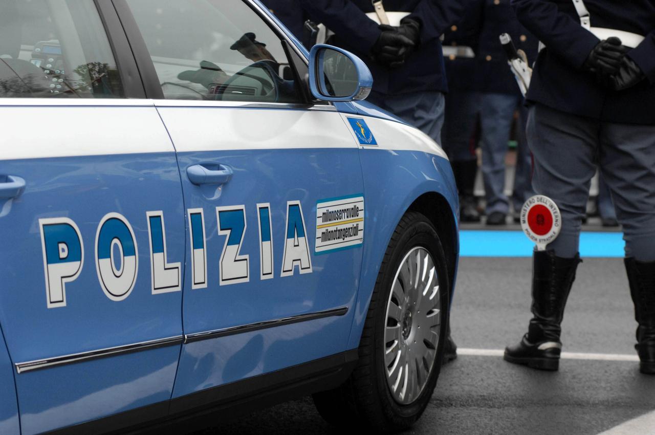 Versa benzina su un agente e tenta di dar fuoco alla volante: arrestato
