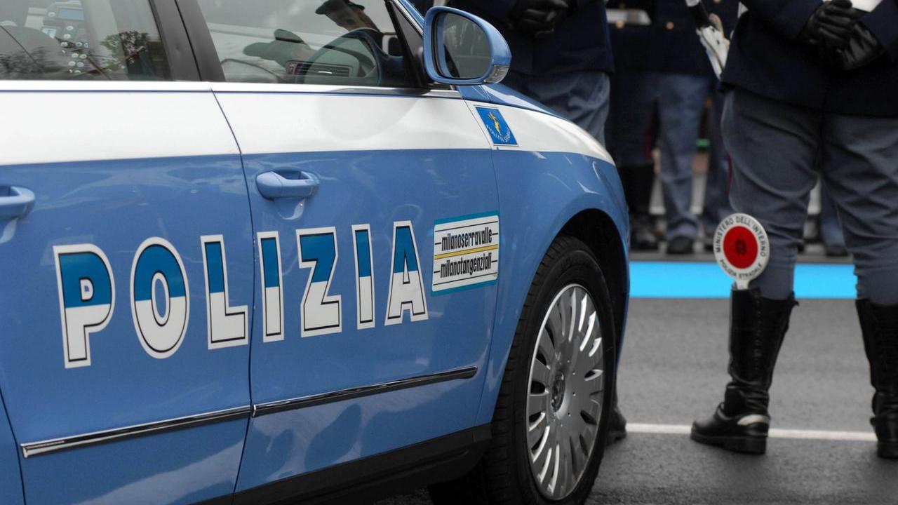 Versa benzina su un agente e tenta di dar fuoco alla volante: arrestato