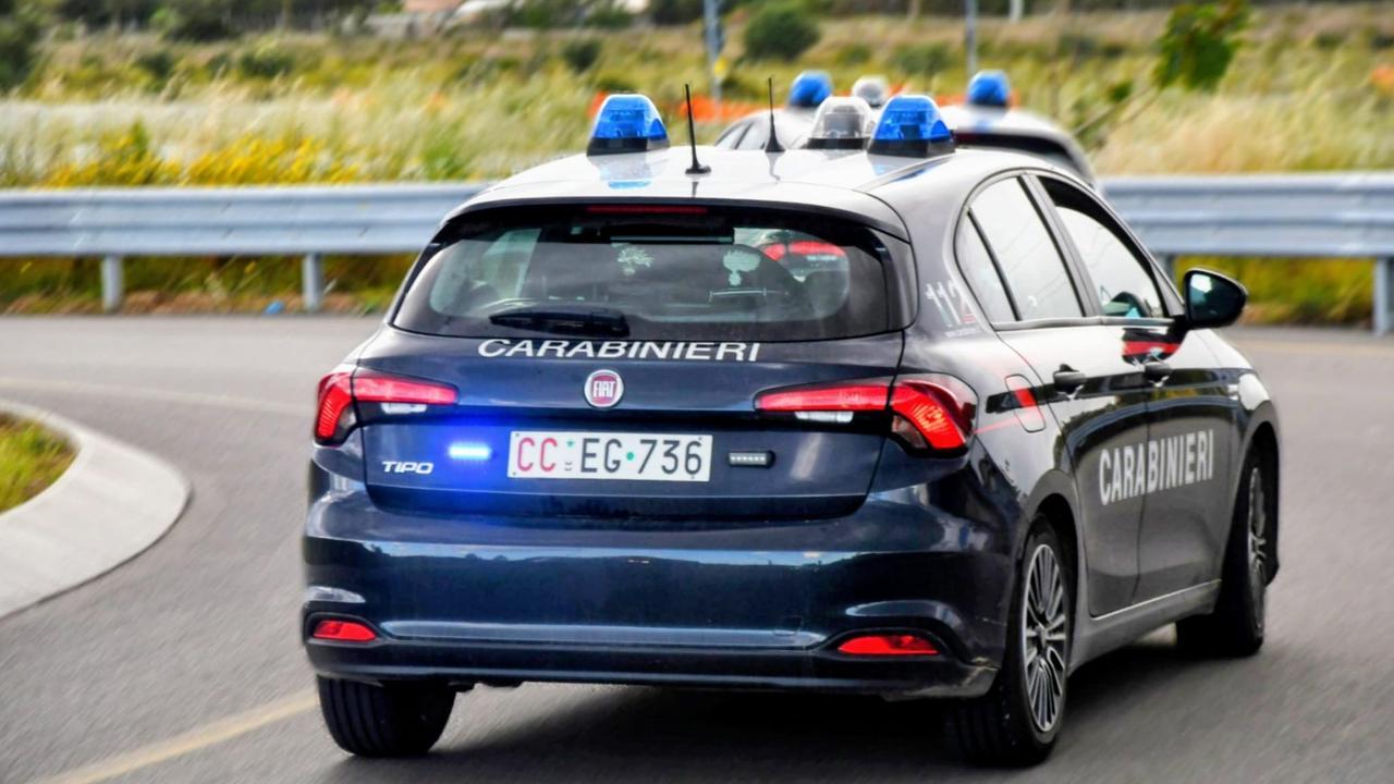 Tenta di togliersi la vita, i carabinieri sfondano un cancello e lo salvano – Cosa è successo