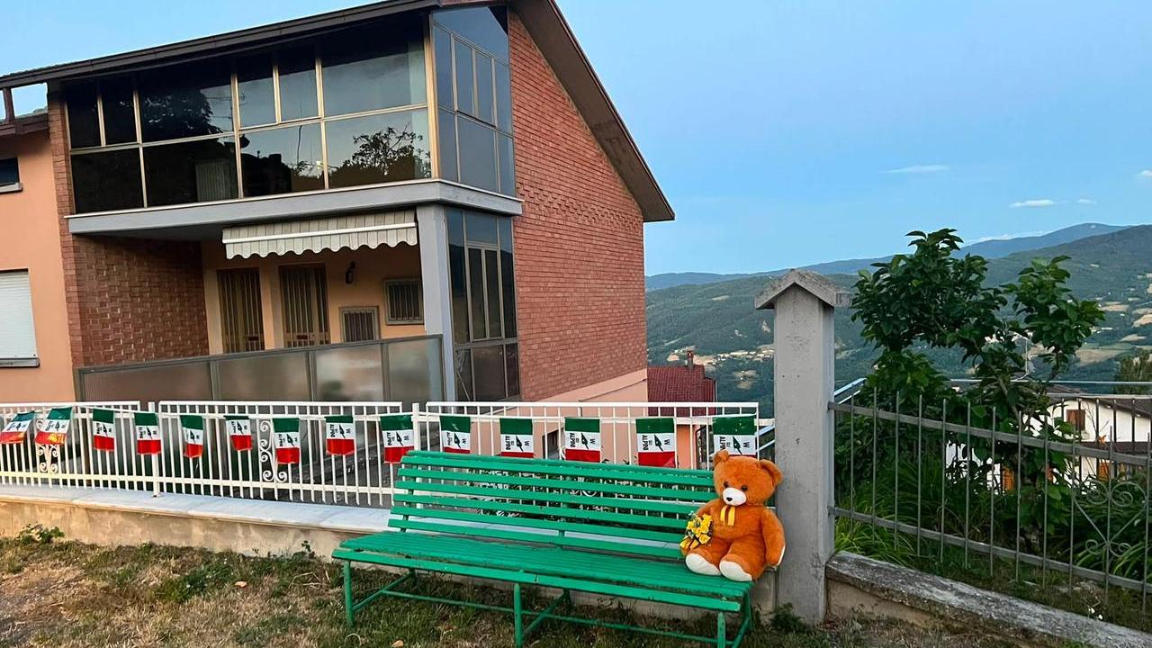 Toano: sparisce Teddy, l'orsacchiotto simbolo del paese. «Riportatelo sulla sua panchina»