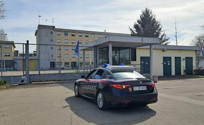 Lo avvicina con regali e denaro, poi abusa del minorenne per mesi: arrestato 62enne