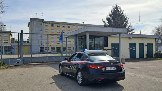 Lo avvicina con regali e denaro, poi abusa del minorenne per mesi: arrestato 62enne