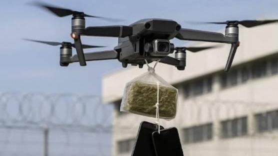 Prato, un drone scarica cinque smartphone dentro il carcere della Dogaia