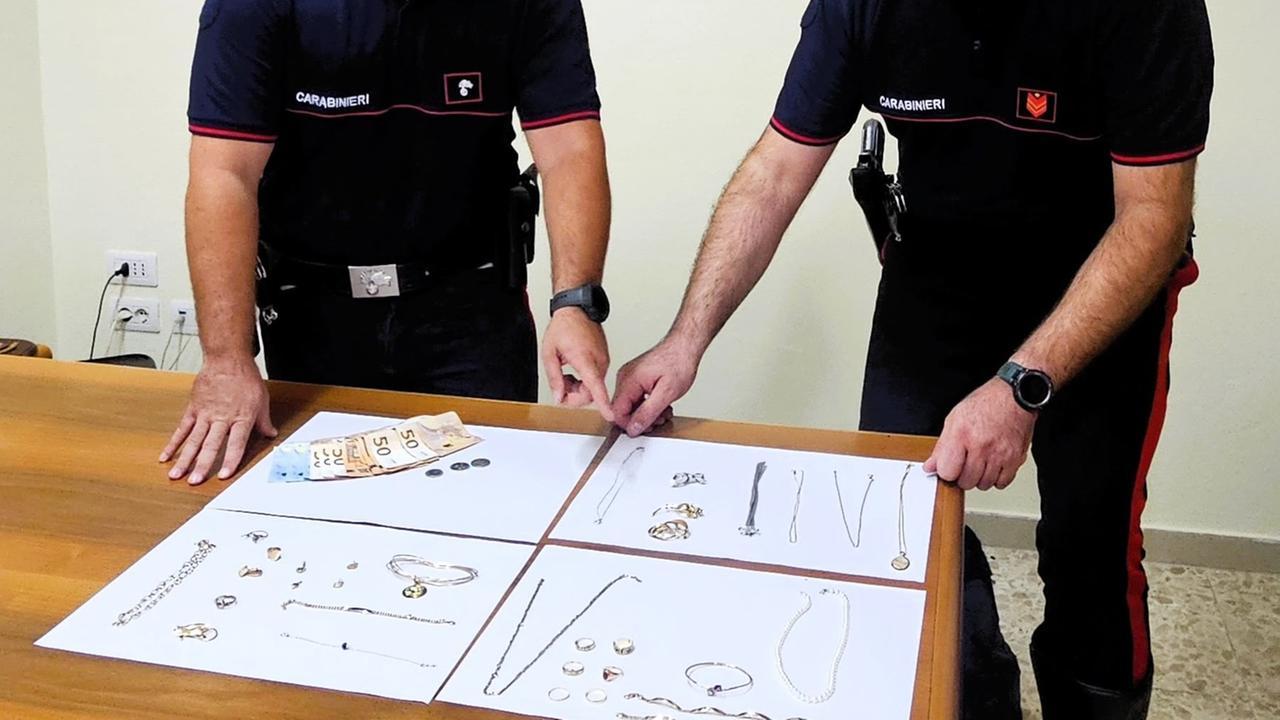 Si finge carabiniere per estorcere soldi e gioielli, fermato un uomo e recuperato il ricco bottino