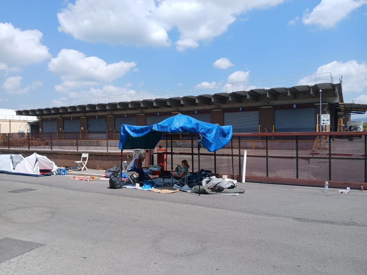 
	Il gazebo del Sudd Cobas davanti al deposito di Campi Bisenzio

