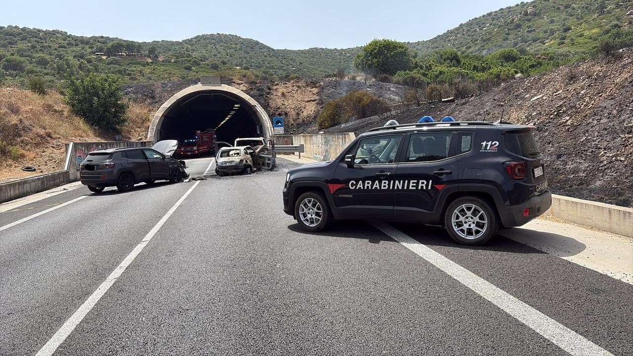 Violento frontale tra auto, 14 persone coinvolte: 9 feriti gravi e un morto – Cosa sta succedendo