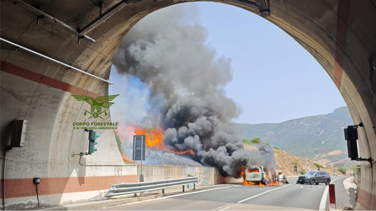 Scontro frontale tra auto, 14 persone coinvolte: un morto e 9 feriti gravi – Cosa sta succedendo