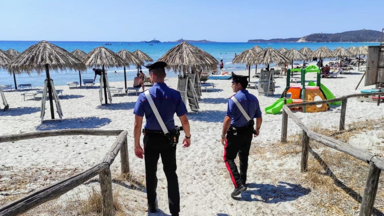 Caldo record, ennesima tragedia in spiaggia: ha un malore e muore annegato