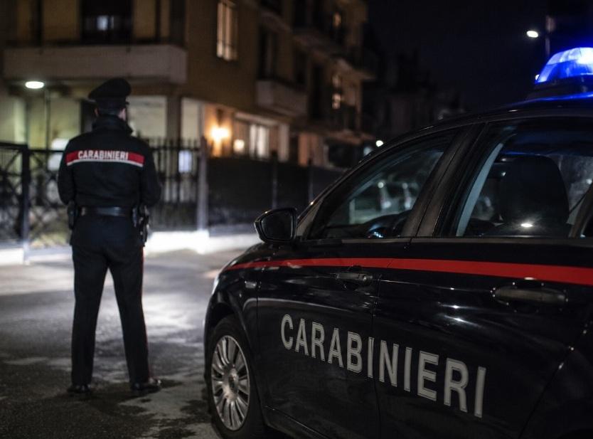 Lanciava oggetti dalle finestre, minacciava e aggrediva i vicini, urlava di notte: lo stalker condominiale è stato arrestato