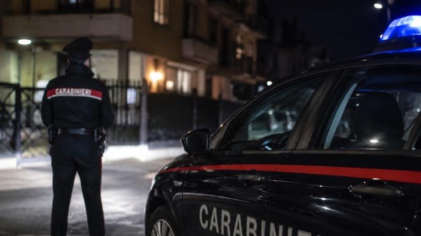 Lanciava oggetti dalle finestre, minacciava e aggrediva i vicini, urlava di notte: lo stalker condominiale è stato arrestato