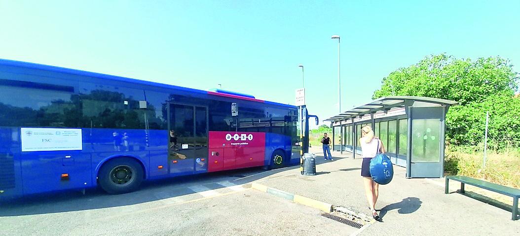 Sassari, aspettando il bus sotto il sole: viaggio tra panchine roventi e degrado