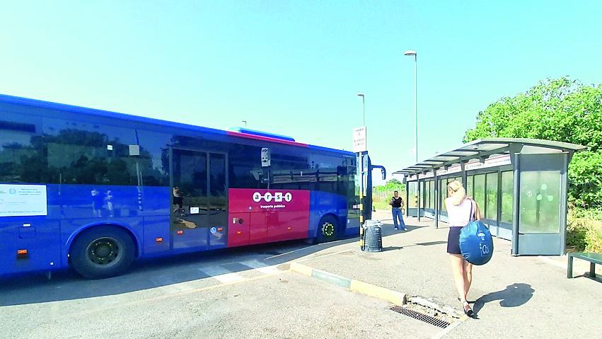 Sassari, aspettando il bus sotto il sole: viaggio tra panchine roventi e degrado