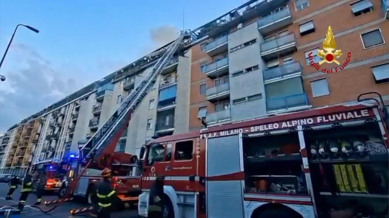 Scoppia un incendio in una palazzina: un uomo e una donna muoiono carbonizzati, numerosi intossicati