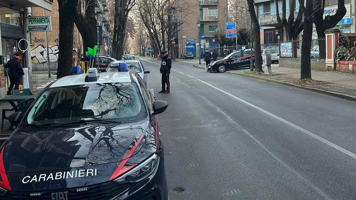 Urla, minacce e tre carabinieri feriti: rivolta in zona stazione durante una richiesta di documenti