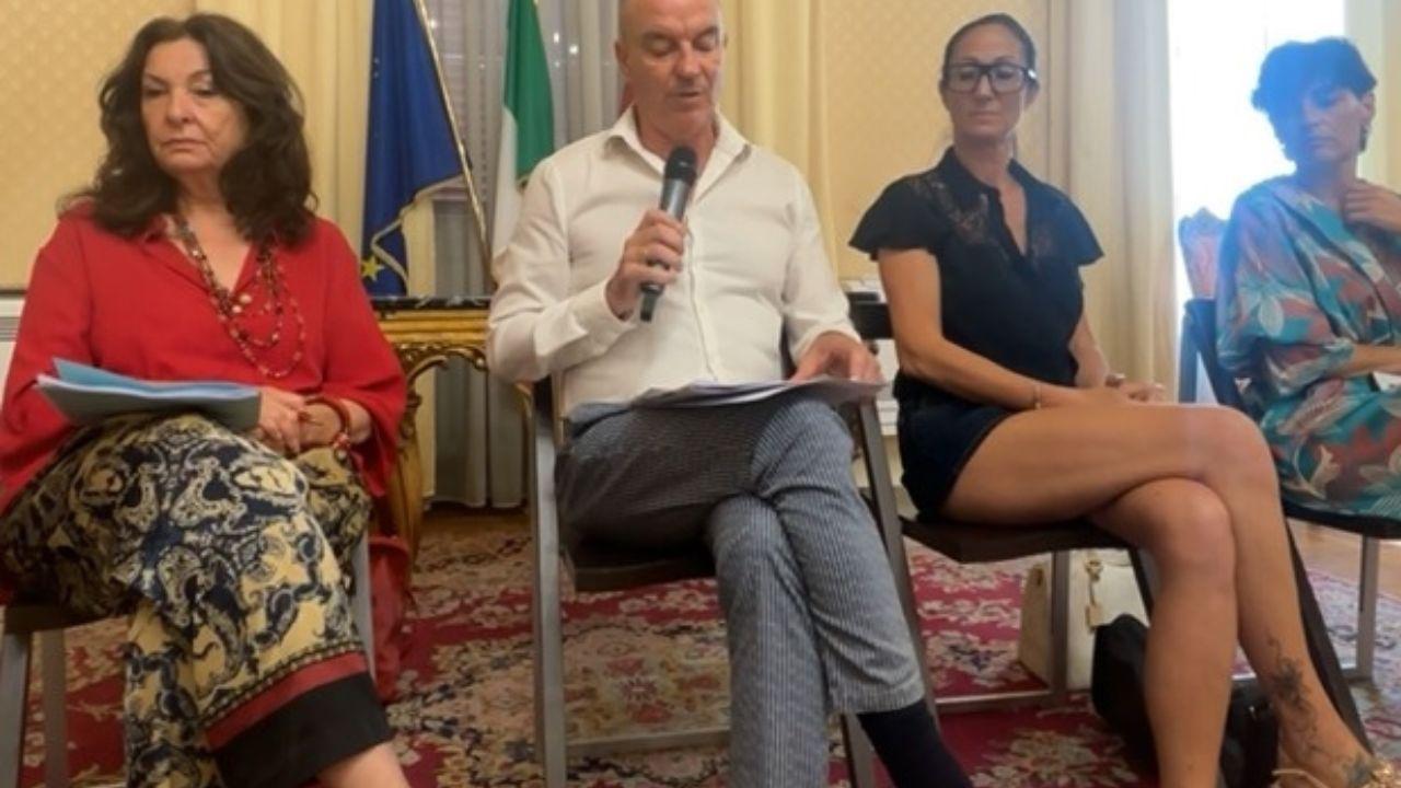 Sopra un fermo immagine della diretta di Urban Livorno