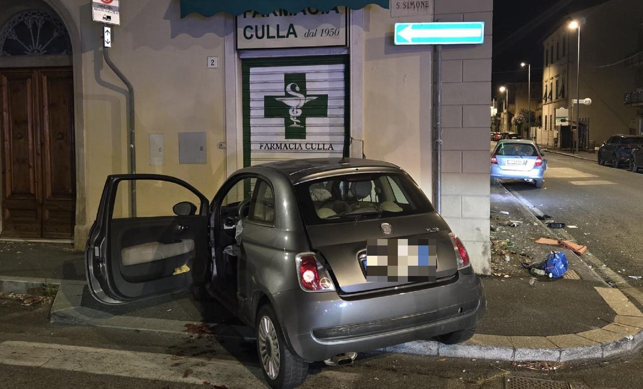 
	La Fiat 500 speronata contro la farmacia "Culla"

