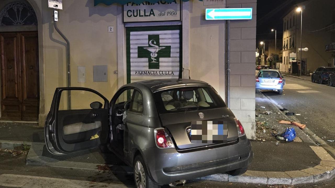 La Fiat 500 speronata contro la farmacia "Culla"