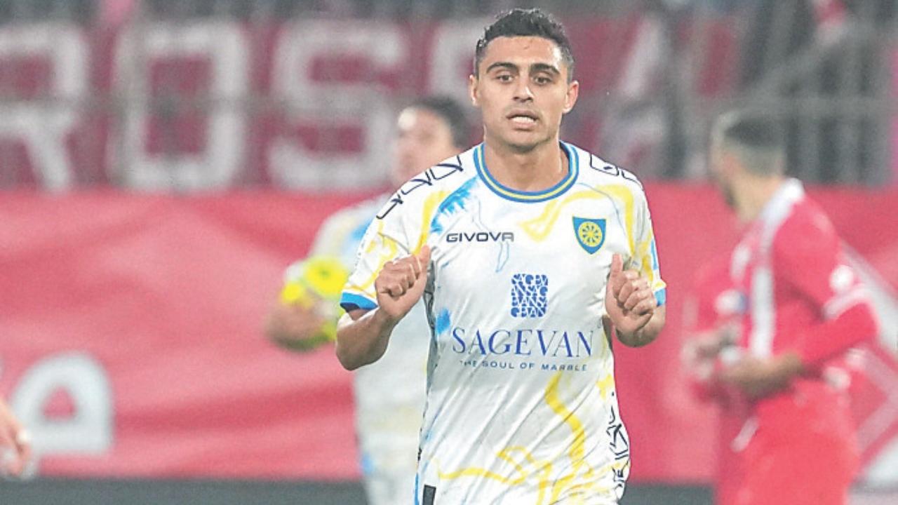 Distefano con la maglia della Carrarese