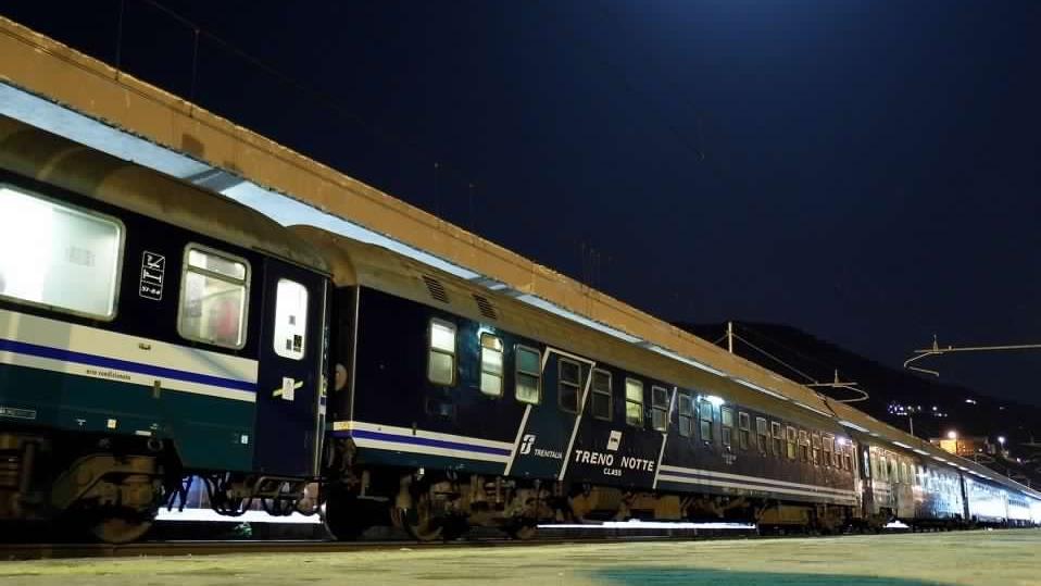 Prato, 250 passeggeri bloccati sul treno notturno a causa di un guasto