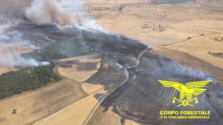 Incendi a Burgos, Olzai e Ploaghe, elicotteri in azione e allerta arancione in Sardegna