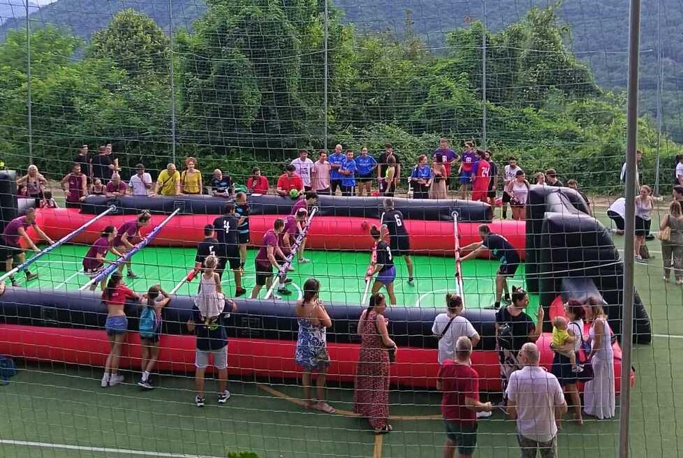 Bagni di Lucca, spopola il calcio-balilla umano: successo per il maxi biliardino e ora un torneo