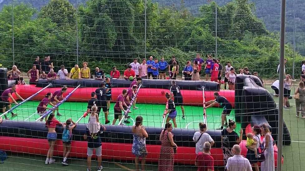 Bagni di Lucca, spopola il calcio-balilla umano: successo per il maxi biliardino e ora un torneo