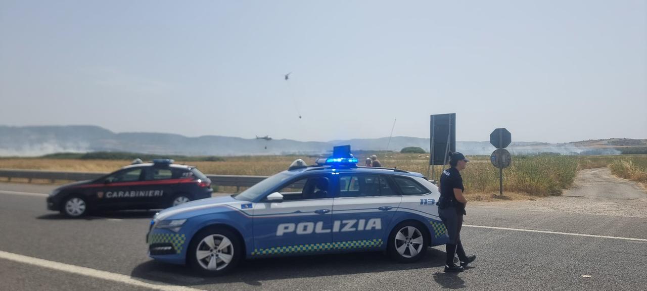 Vasto incendio nelle campagne di Siligo, il fumo invade la 131: strada chiusa al traffico