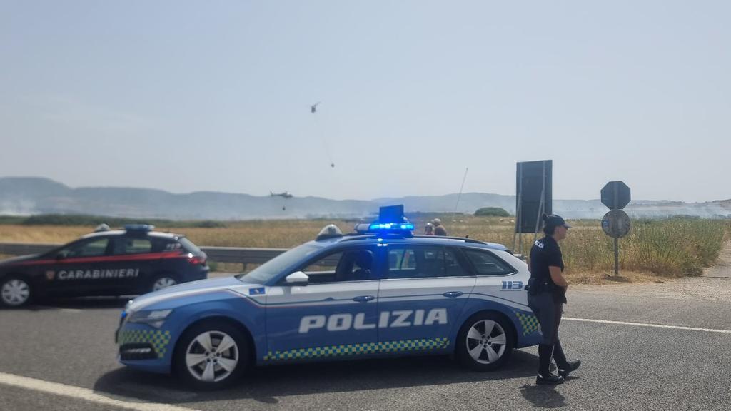 Vasto incendio nelle campagne di Siligo, il fumo invade la 131: strada chiusa al traffico