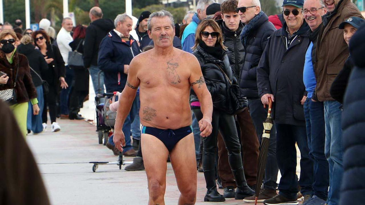 Il bagnino Michele Mastrodomenico, qui al tuffo del 1° gennaio