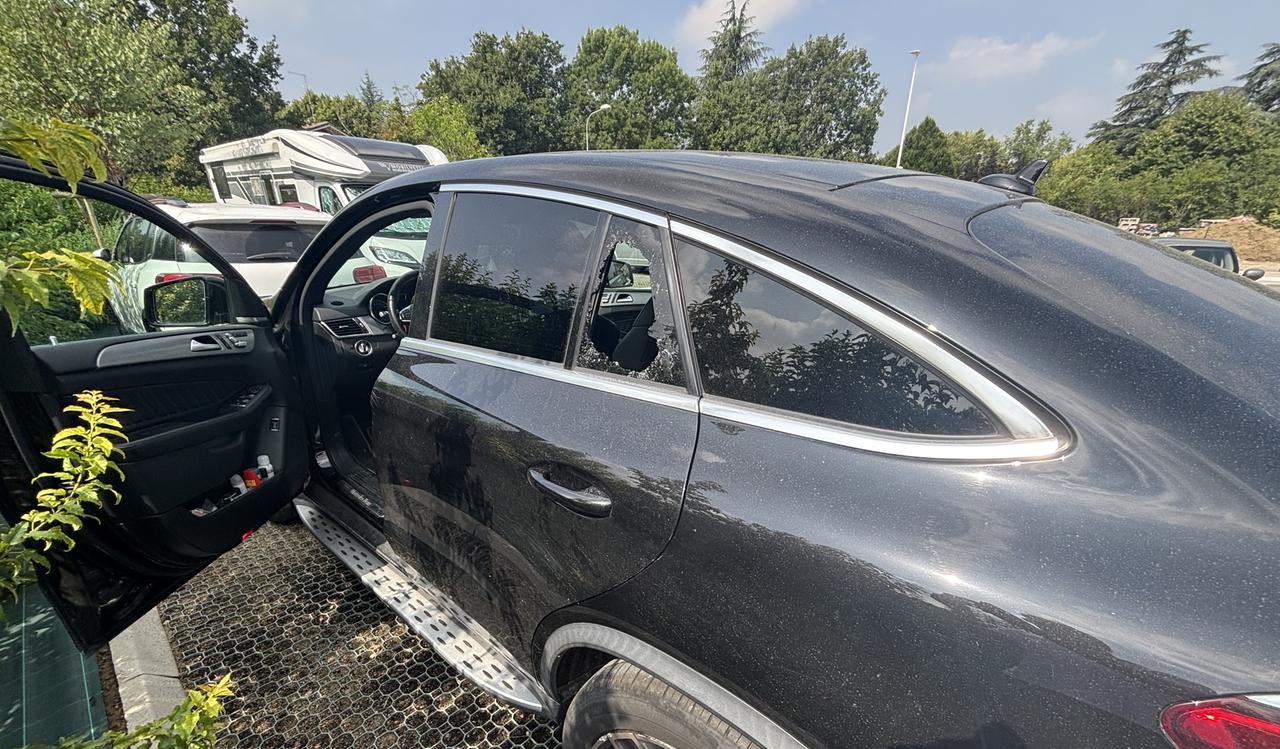 Finestrino dell’auto in frantumi e borsello rubato: «Tutto in pochi minuti, spariti 600 euro»