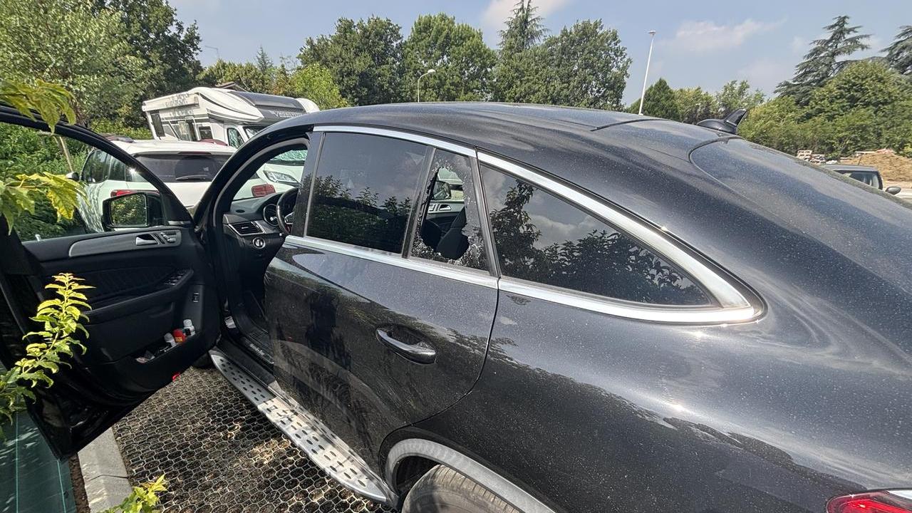 Il lunotto dell'auto frantumato dai ladri