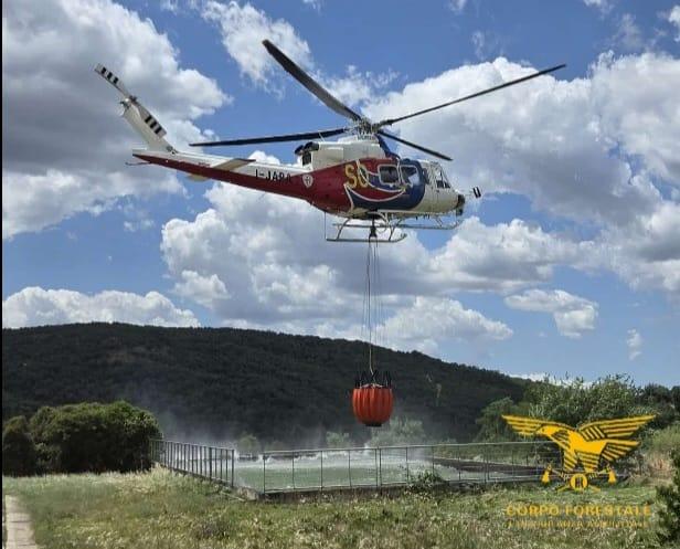 Vasto incendio nelle campagne di Siligo, il fumo invade la 131: strada riaperta al traffico